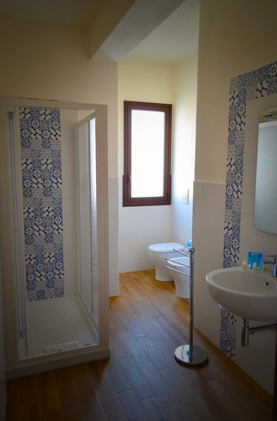 Classic Triple Room | Bathroom | Shower, deep soaking tub, rainfall showerhead, free toiletries