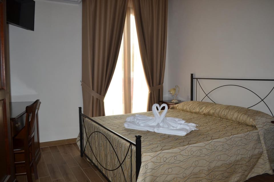 Premium bedding, minibar, desk, free cribs/infant beds