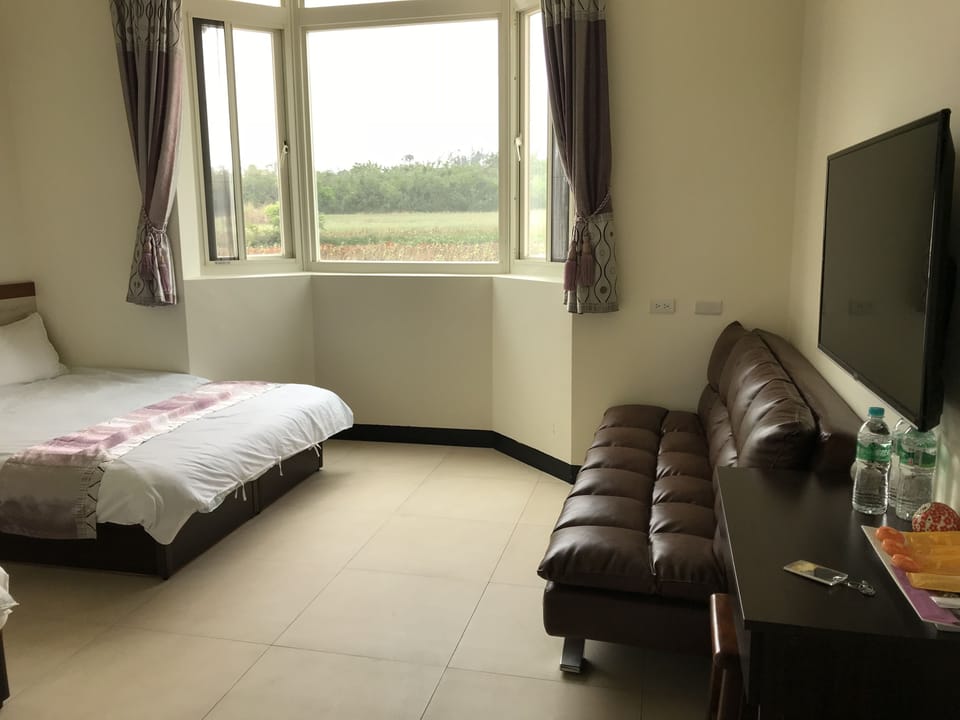 Premium bedding, desk, soundproofing, free WiFi