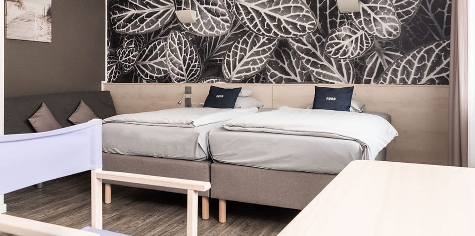 Comfort Large | 1 bedroom, hypo-allergenic bedding, Select Comfort beds, desk