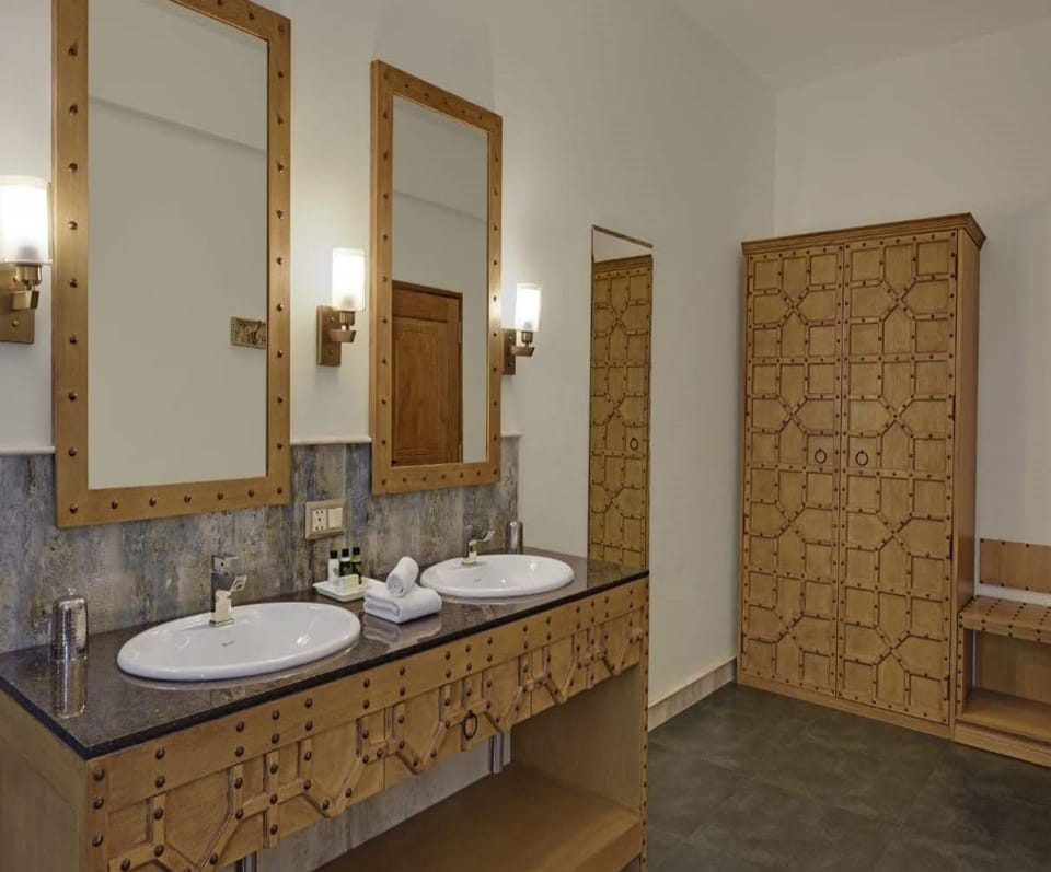 Velley View Suite With Zacuzzi | Bathroom | Shower, rainfall showerhead, bathrobes, slippers