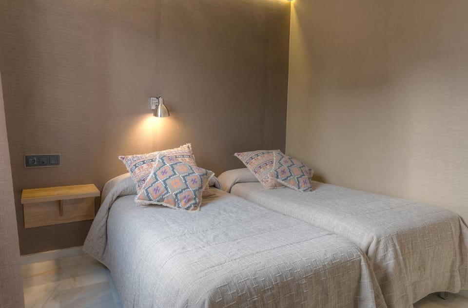 In-room safe, soundproofing, free WiFi, bed sheets