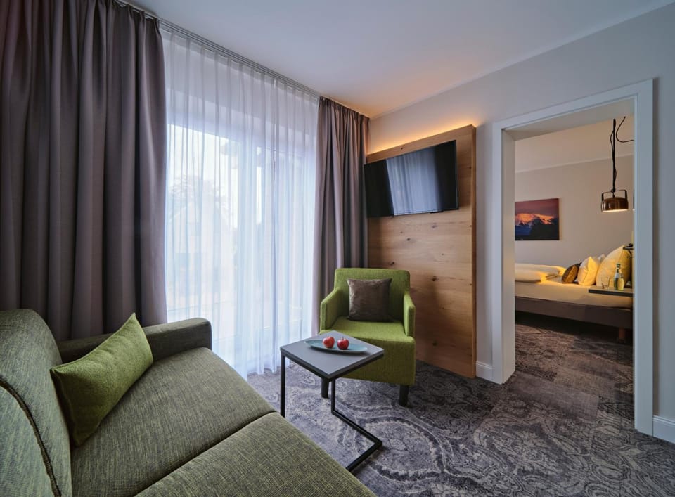 Family Room (Alpin- Suite) | Living room | TV