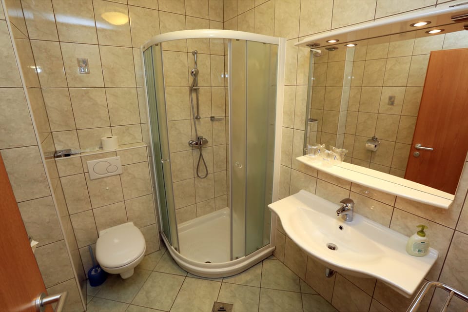 Standard Double Room, 1 King Bed, Mountain View, Ground Floor | Bathroom | Shower, eco-friendly toiletries, hair dryer, towels