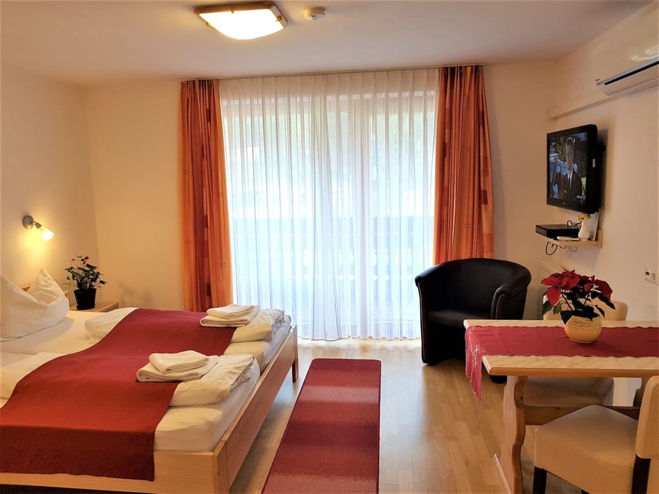 Standard Double Room, 1 King Bed, Mountain View, Ground Floor | Hypo-allergenic bedding, individually furnished, desk, free WiFi