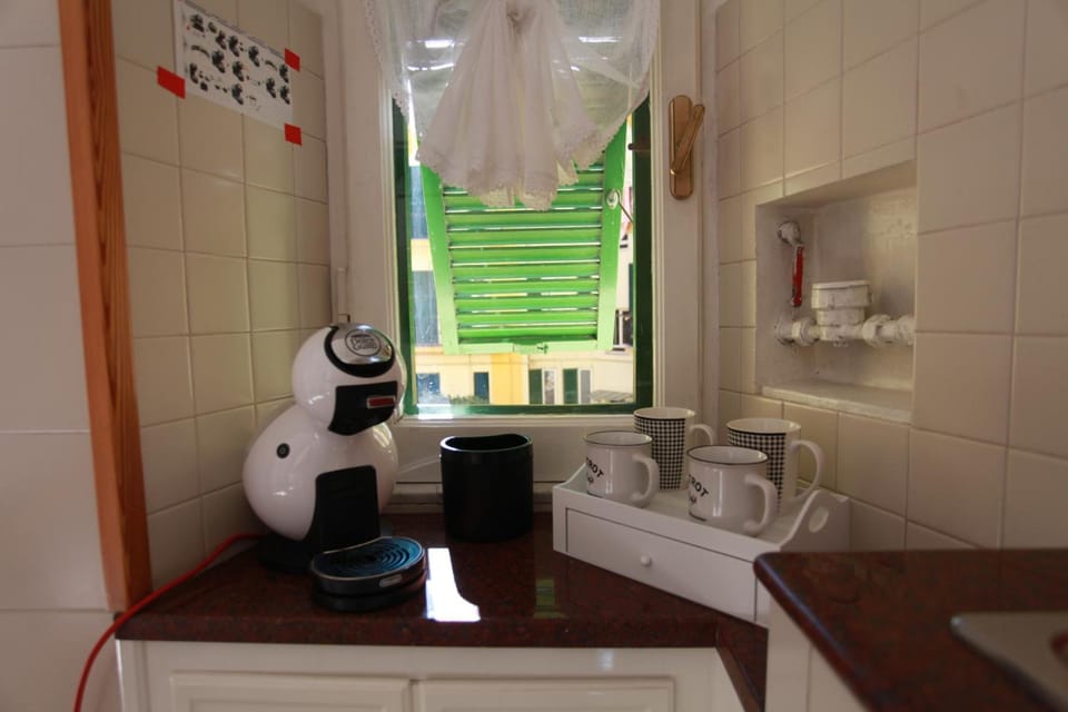 Shower, rainfall showerhead, free toiletries, hair dryer