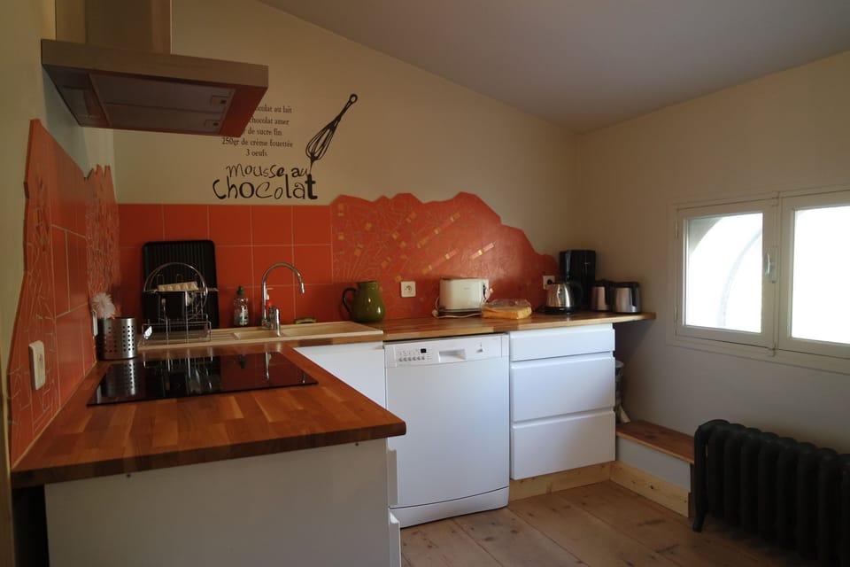 Full-size fridge, microwave, dishwasher, espresso maker