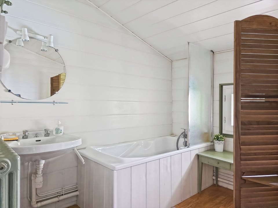 Comfort Double Room | Bathroom | Free toiletries, hair dryer, slippers, towels