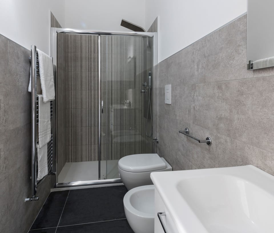 Superior Triple Room, 1 Bedroom | Bathroom | Shower, free toiletries, bidet, towels