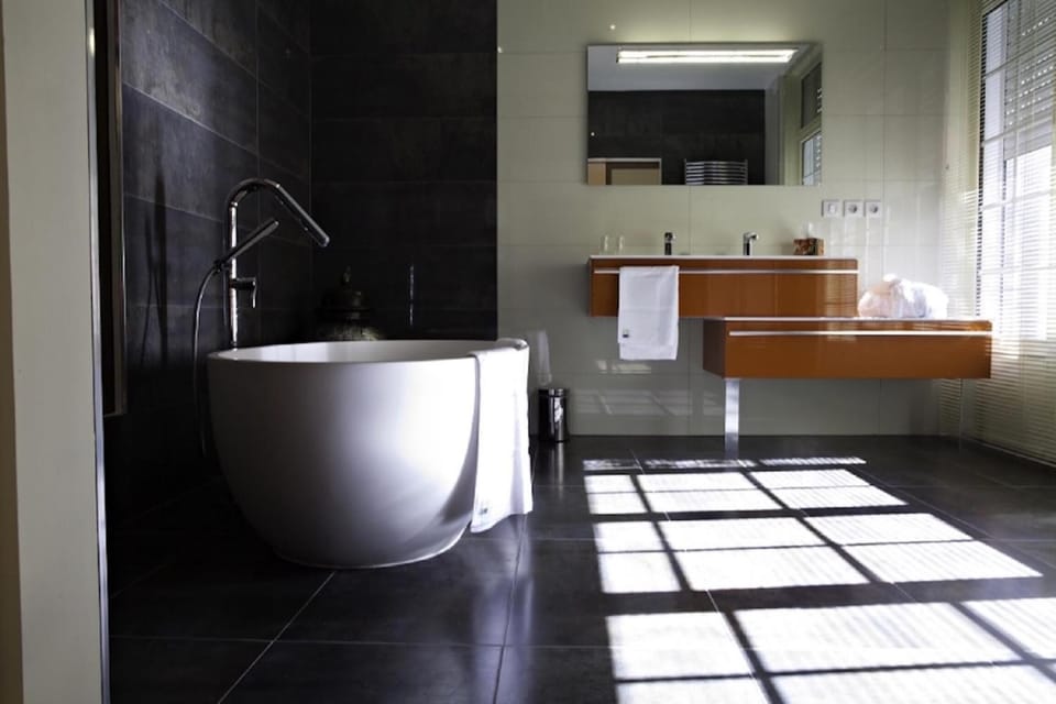 Deep soaking tub, free toiletries, hair dryer, towels