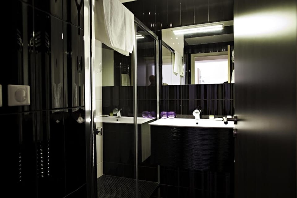 Deep soaking tub, free toiletries, hair dryer, towels