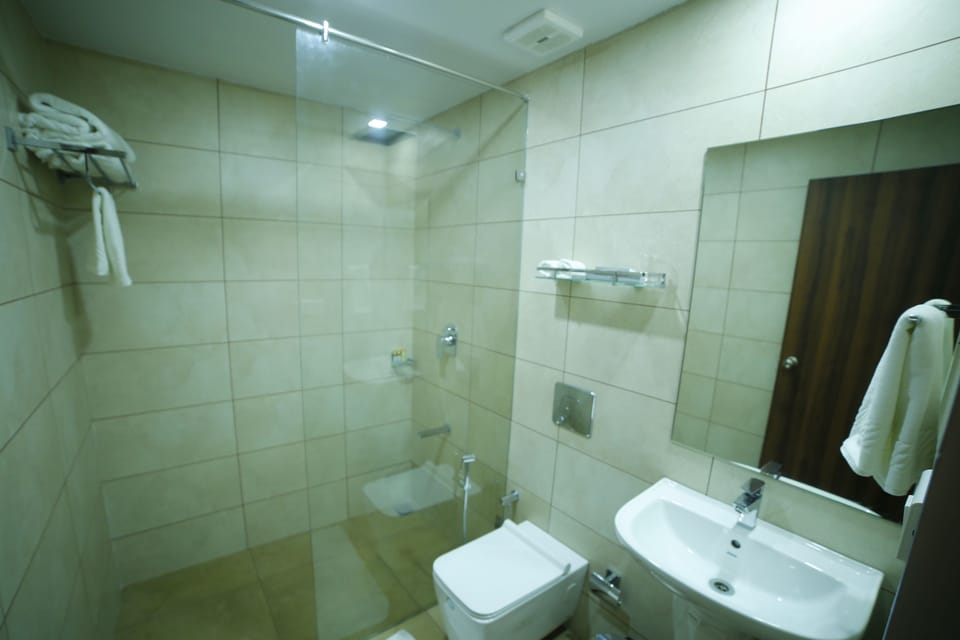 Luxury Villa | Bathroom | Shower, rainfall showerhead, free toiletries, hair dryer