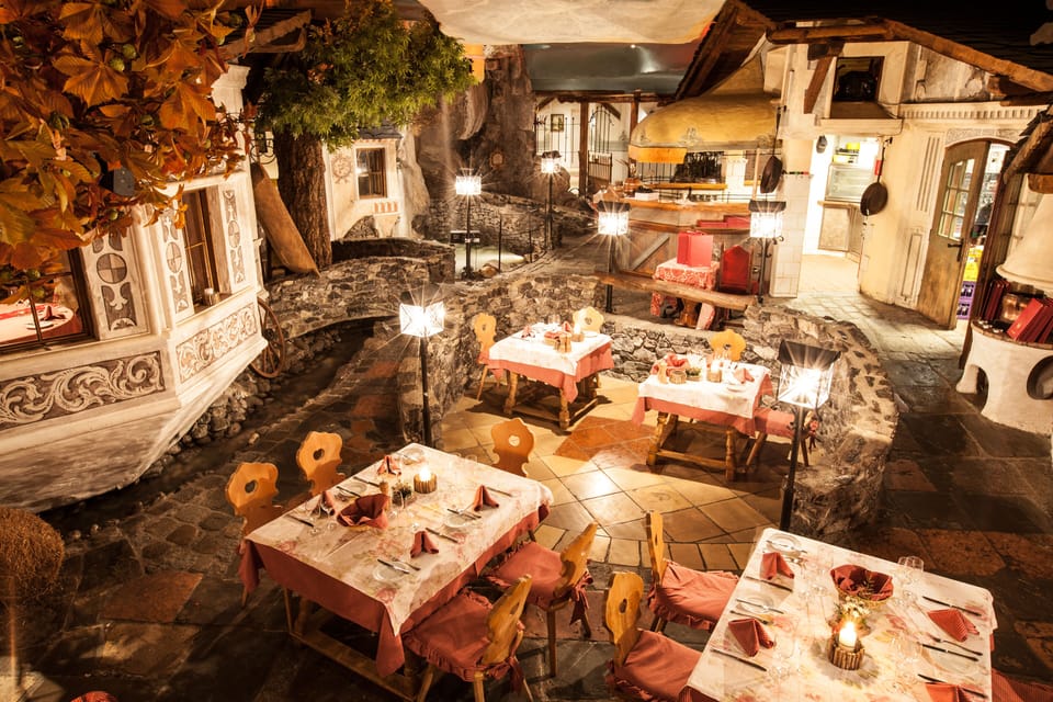 3 restaurants; lunch and dinner served