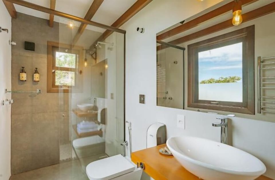 Suite Dolomite | Bathroom | Shower, free toiletries, hair dryer, bathrobes