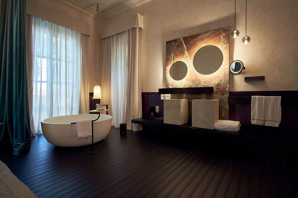Premium Suite | Bathroom | Free toiletries, hair dryer, bathrobes, slippers