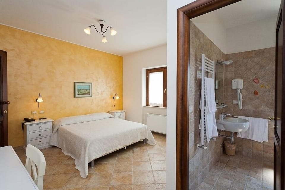 Comfort Double or Twin Room | Bathroom | Shower, free toiletries, hair dryer, bidet