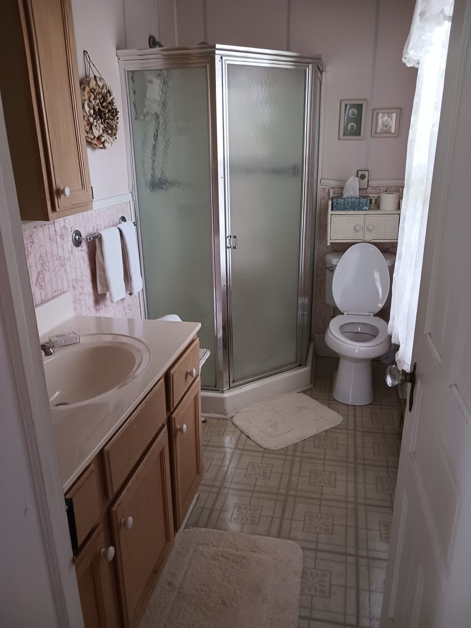 Lexy's room | Bathroom | Free toiletries, hair dryer, towels, soap