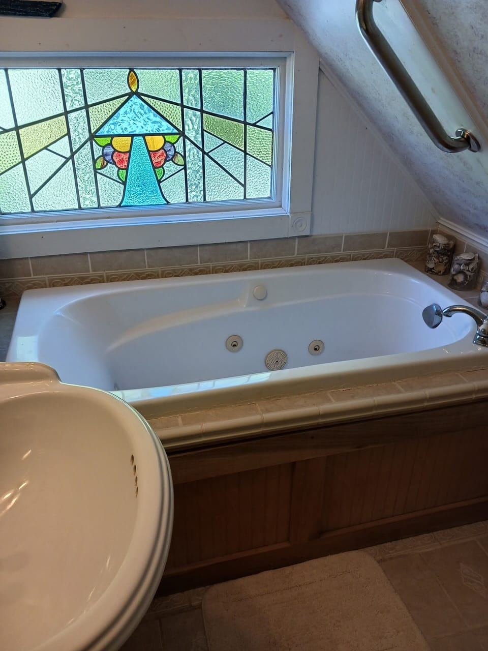 Willie's Hideaway Suite | Bathroom | Free toiletries, hair dryer, towels, soap