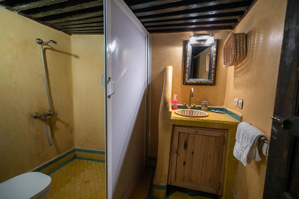 Riad Hidaya | Suite Al Andalous | Bathroom | Shower, free toiletries, hair dryer, slippers