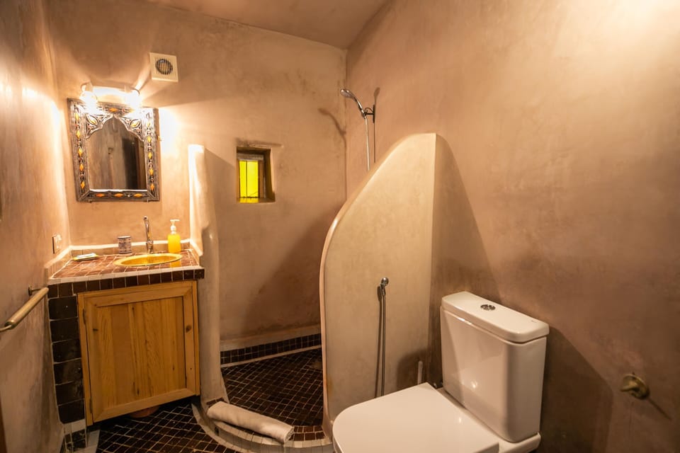 Riad Hidaya | Suite Amazigh | Bathroom | Shower, free toiletries, hair dryer, slippers