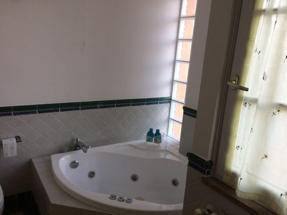 Triple Room, Ensuite | Bathroom | Hair dryer, towels