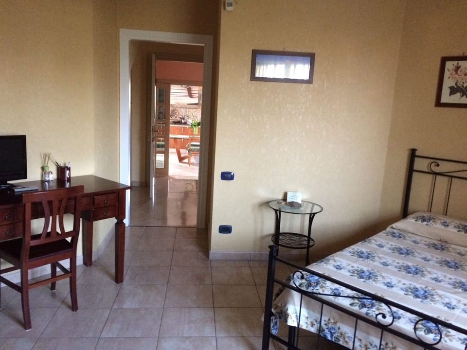 Triple Room, Ensuite | Cribs (free), WiFi (free), bed sheets