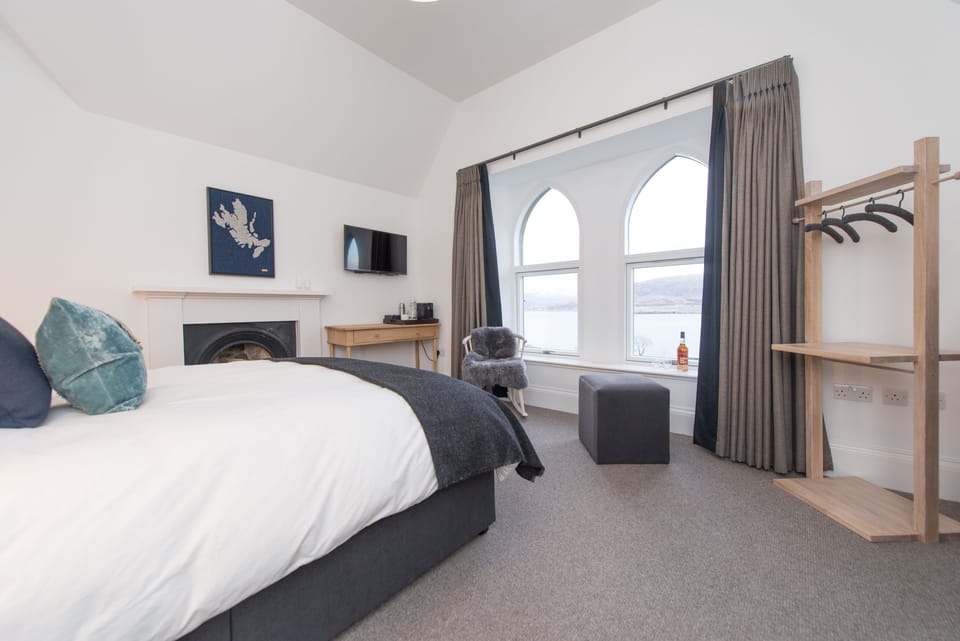 Deluxe Double Room, 1 Queen Bed, Mountain View | Premium bedding, iron/ironing board, free WiFi, bed sheets