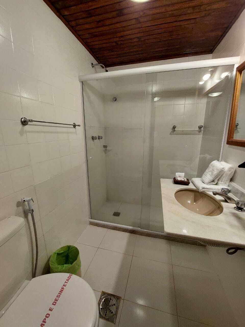 Standard Quadruple Room | Bathroom | Shower, free toiletries, hair dryer, towels