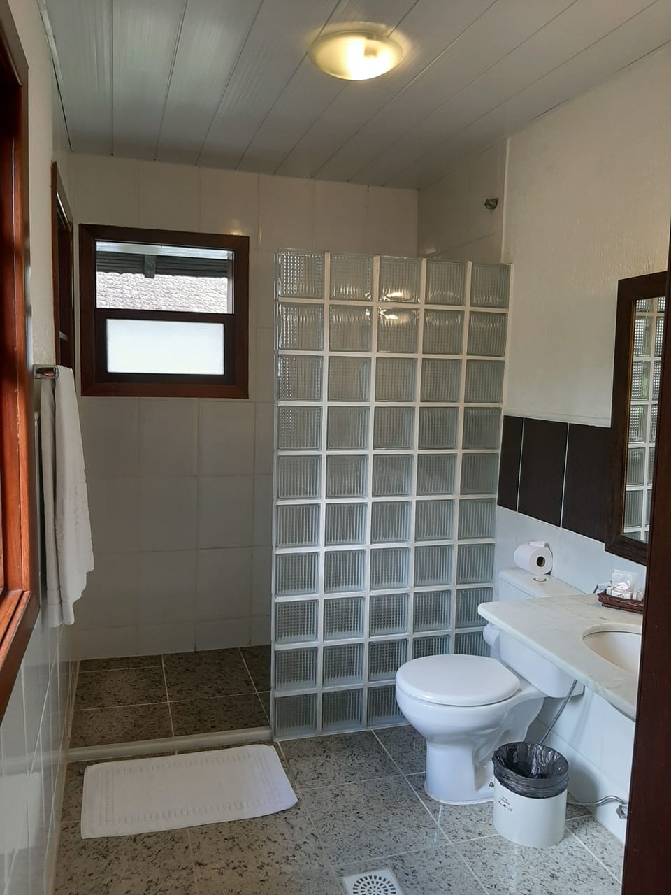 Family Chalet | Bathroom | Shower, free toiletries, hair dryer, towels