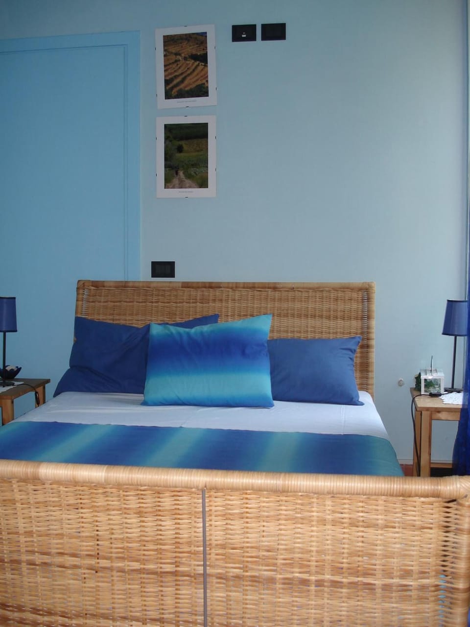 Premium bedding, desk, free cribs/infant beds, free WiFi
