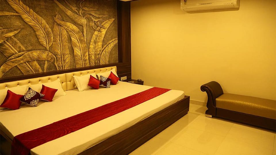 Family Suite, 1 Queen Bed, City View, Executive Level | Rollaway beds (surcharge), WiFi (free)