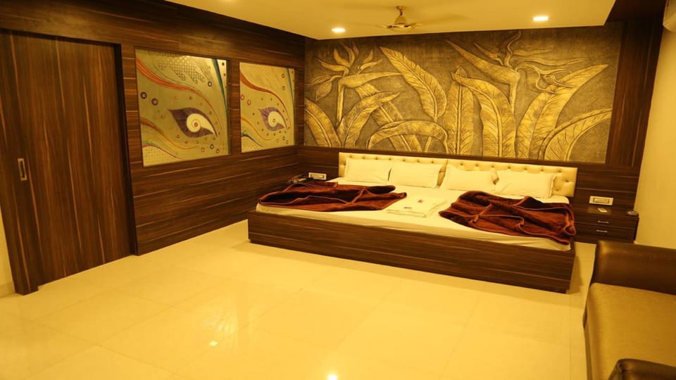 Rollaway beds (surcharge), WiFi (free)