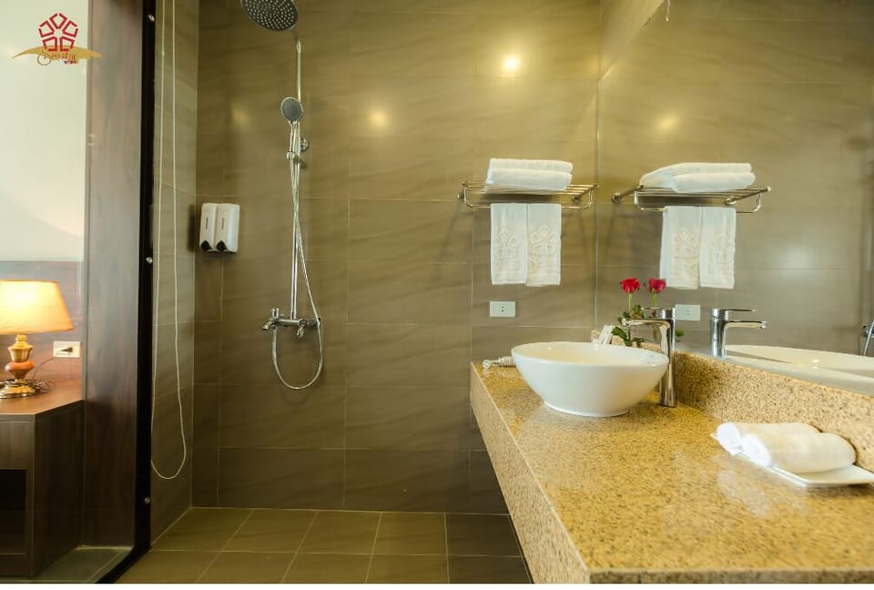 Double Garden Bungalow | Bathroom | Shower, free toiletries, hair dryer, bathrobes