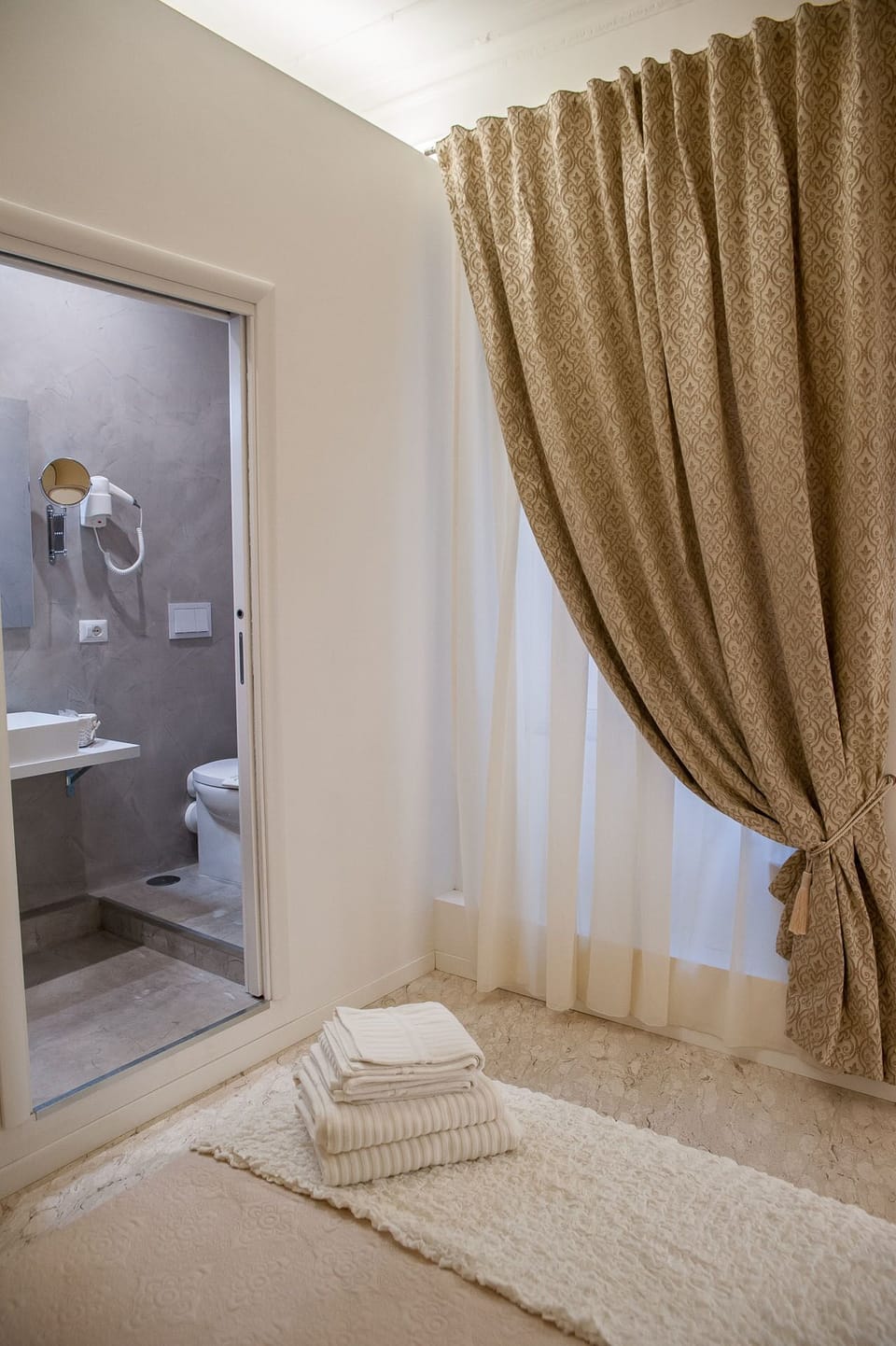 Comfort Double Room | Minibar, in-room safe, desk, rollaway beds