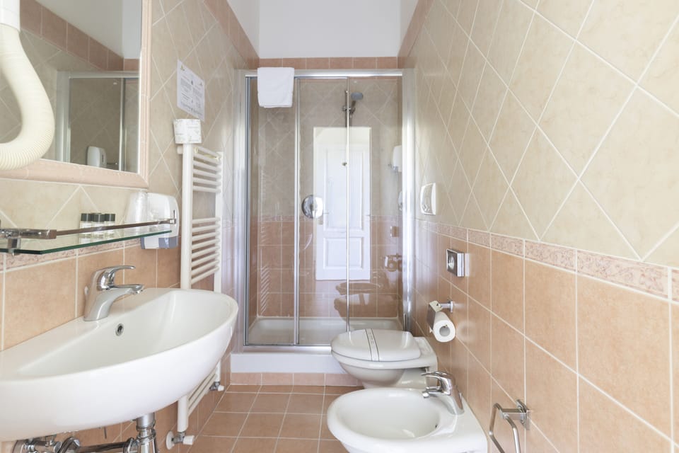Superior Triple Room | Bathroom | Shower, free toiletries, hair dryer, bidet