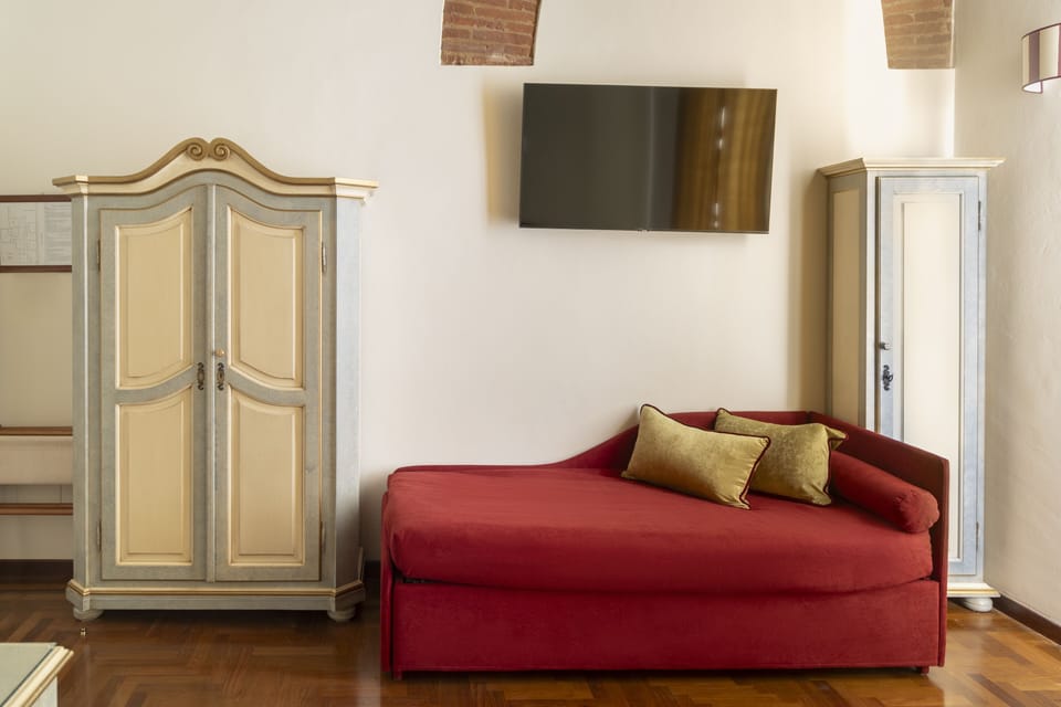 Junior Suite, 1 Bedroom | In-room safe, desk, laptop workspace, blackout drapes