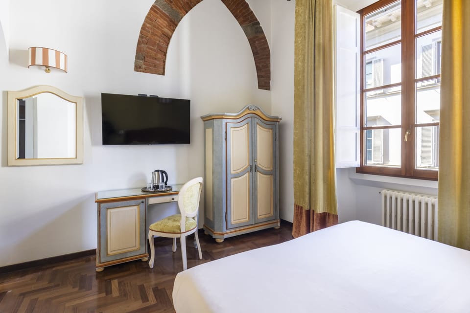 Classic Double Room | In-room safe, desk, laptop workspace, blackout drapes