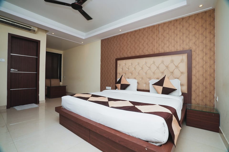 Super deluxe room | 1 bedroom, minibar, desk, blackout drapes