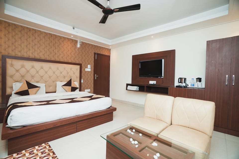 Super deluxe room | 1 bedroom, minibar, desk, blackout drapes