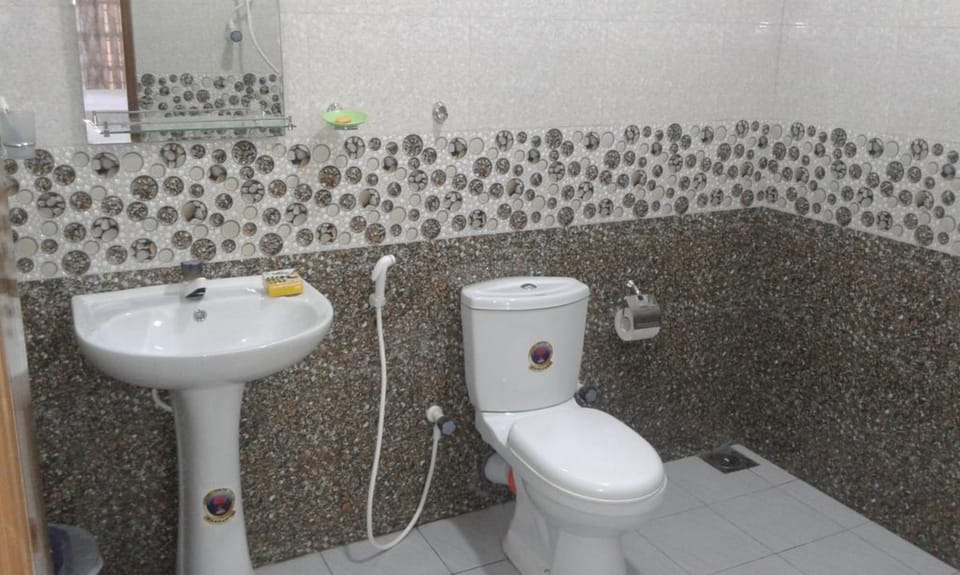 Double Room | Bathroom | Shower, rainfall showerhead, free toiletries, bidet
