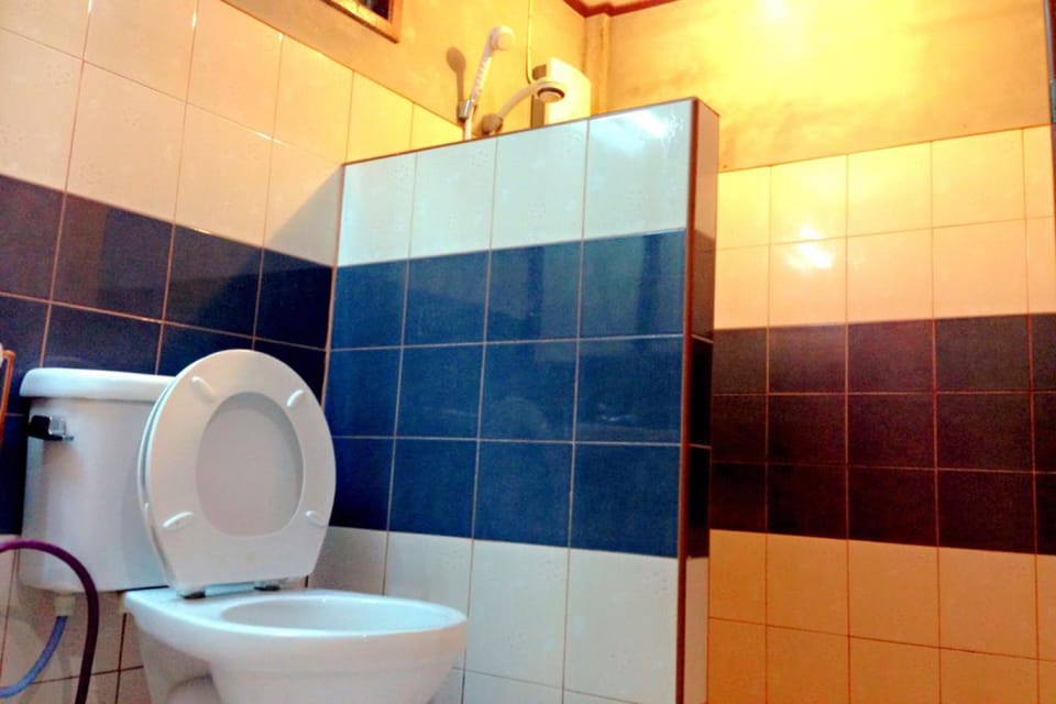 Standard Room | Bathroom | Shower, free toiletries