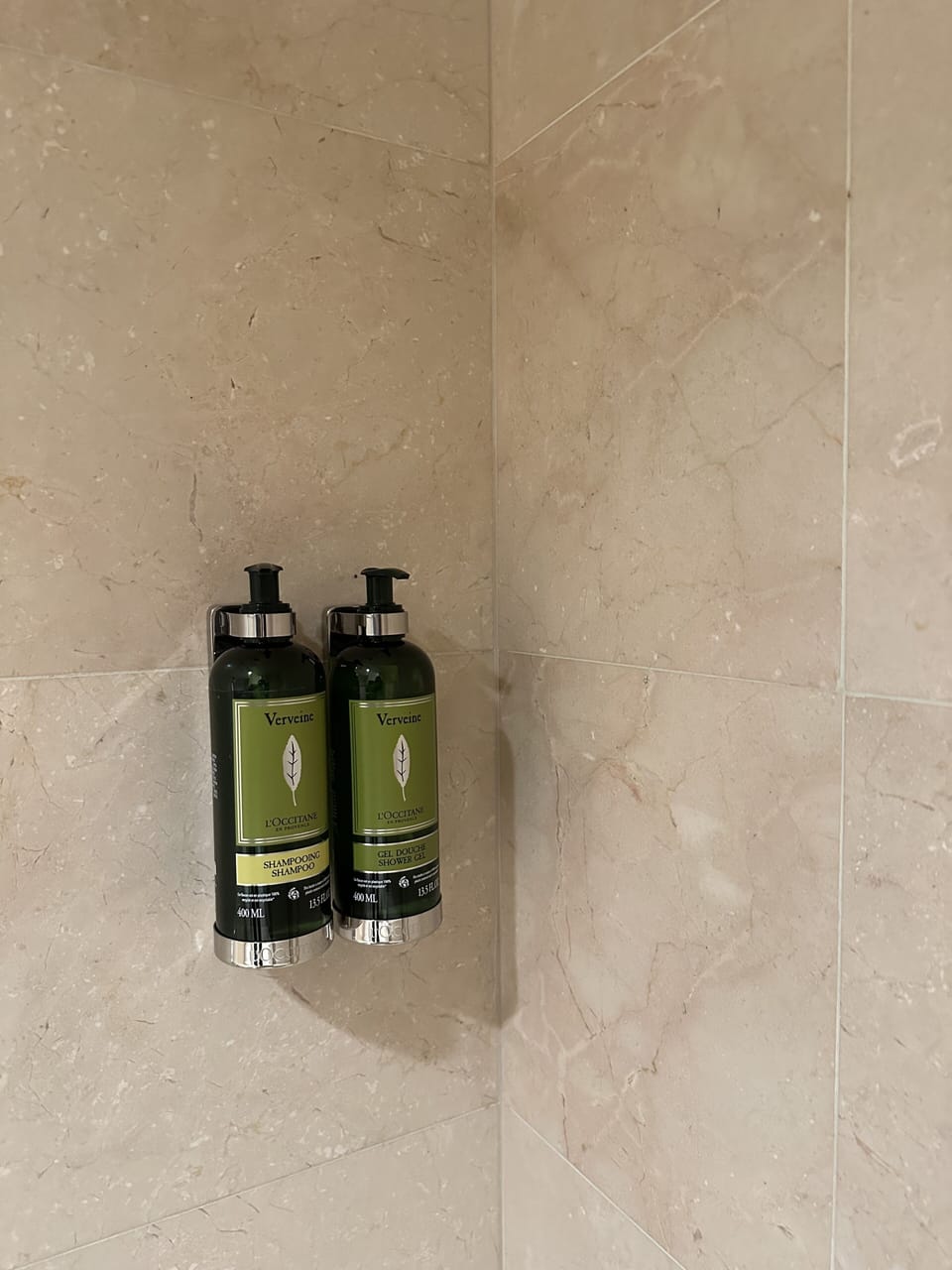 Combined shower/tub, hair dryer, towels
