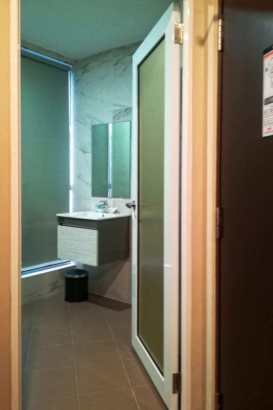 Shower, rainfall showerhead, free toiletries, hair dryer (on request)