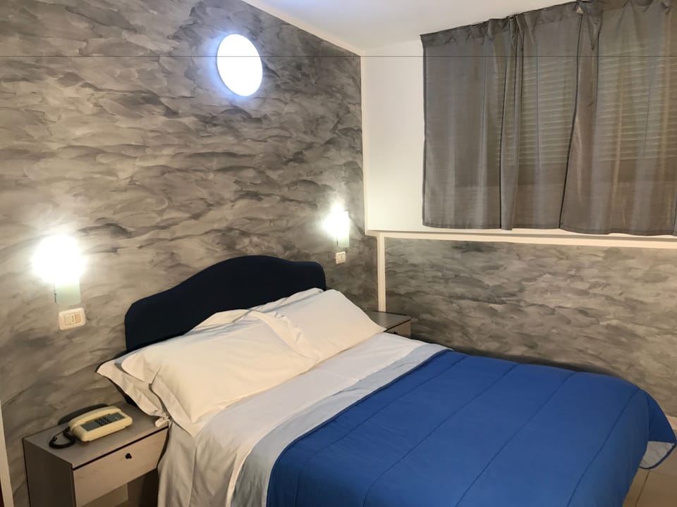 Double Room | Iron/ironing board, cribs/infant beds, free WiFi, bed sheets