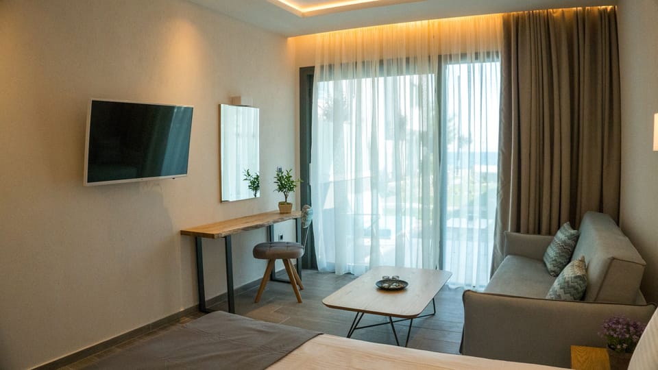 Superior Room, Garden View | Living area | Flat-screen TV