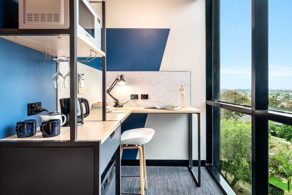 Greater Room Queen | Desk, laptop workspace, iron/ironing board, free WiFi