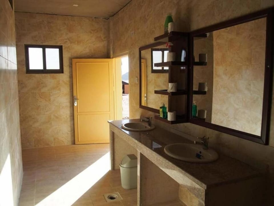 Shower, free toiletries