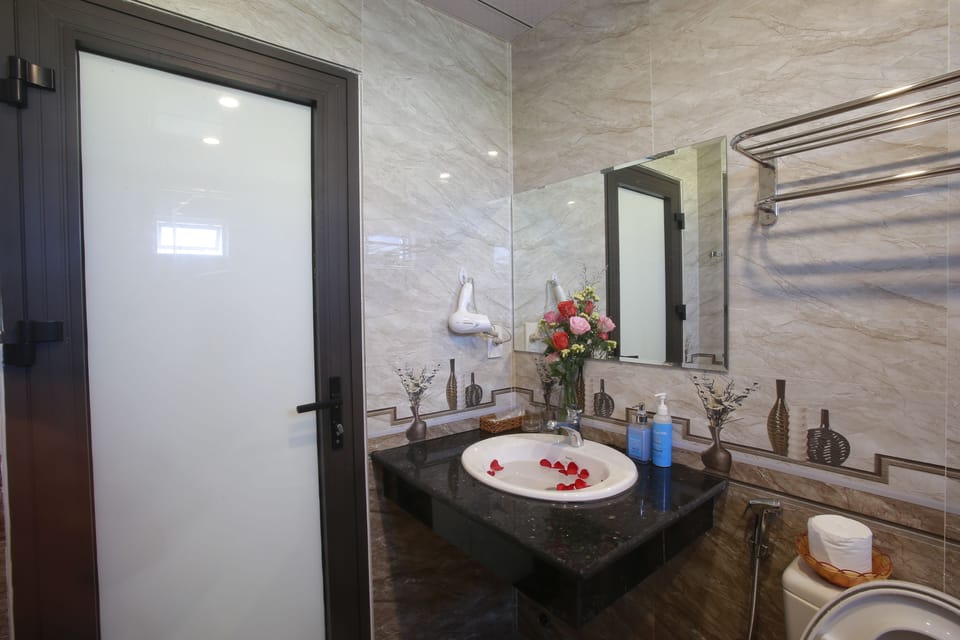 Shower, rainfall showerhead, free toiletries, hair dryer