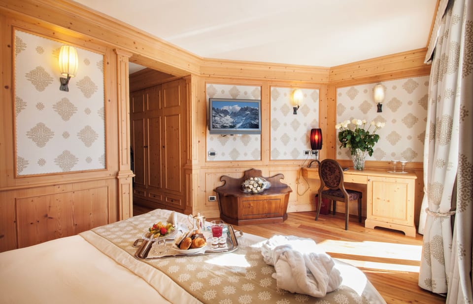 Premium bedding, down comforters, minibar, in-room safe