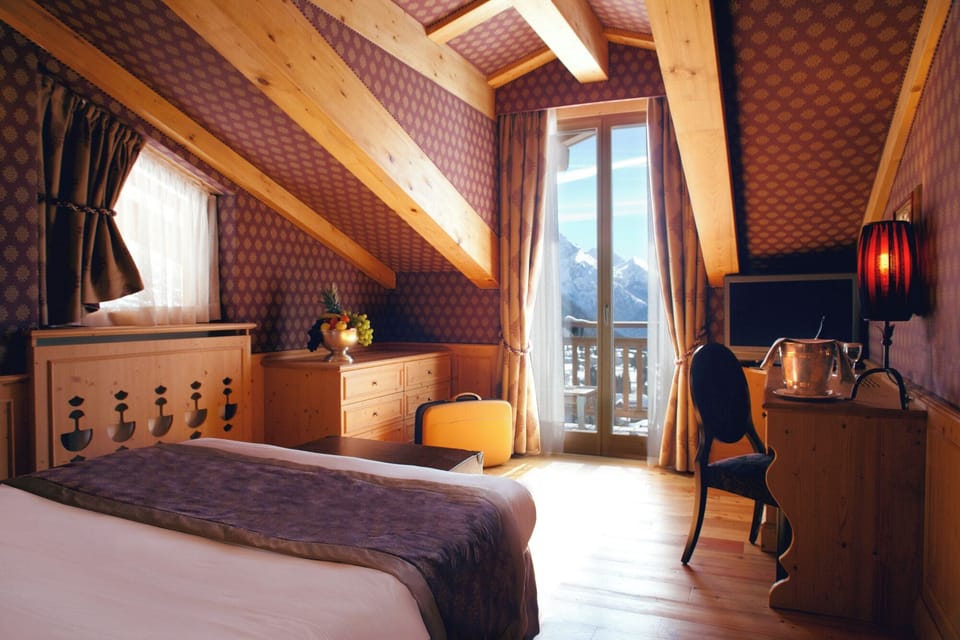 Premium bedding, down comforters, minibar, in-room safe